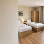 Helles Monteurzimmer mit zwei Betten – Referenz Sleep for Cheap