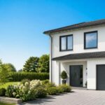 Einfamilienhaus mit neuen Fenstern, Haustür und Garagentor – Referenz WWL Fenster