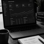 SEO-Analyse mit Ranking-Dashboard am Laptop und SEO-Strategie-Notizen